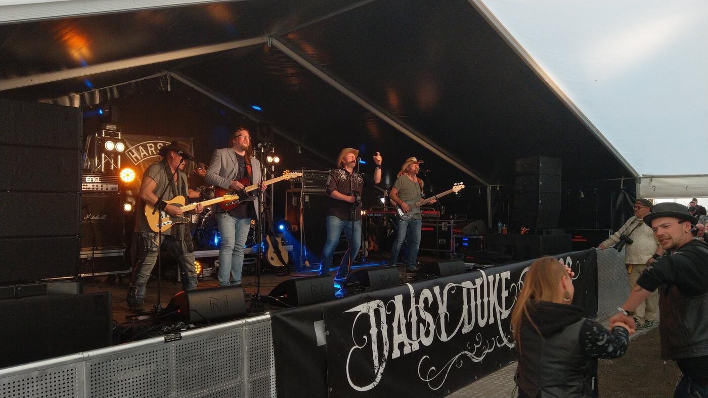 Fans ved scenekanten foran bandbanneret