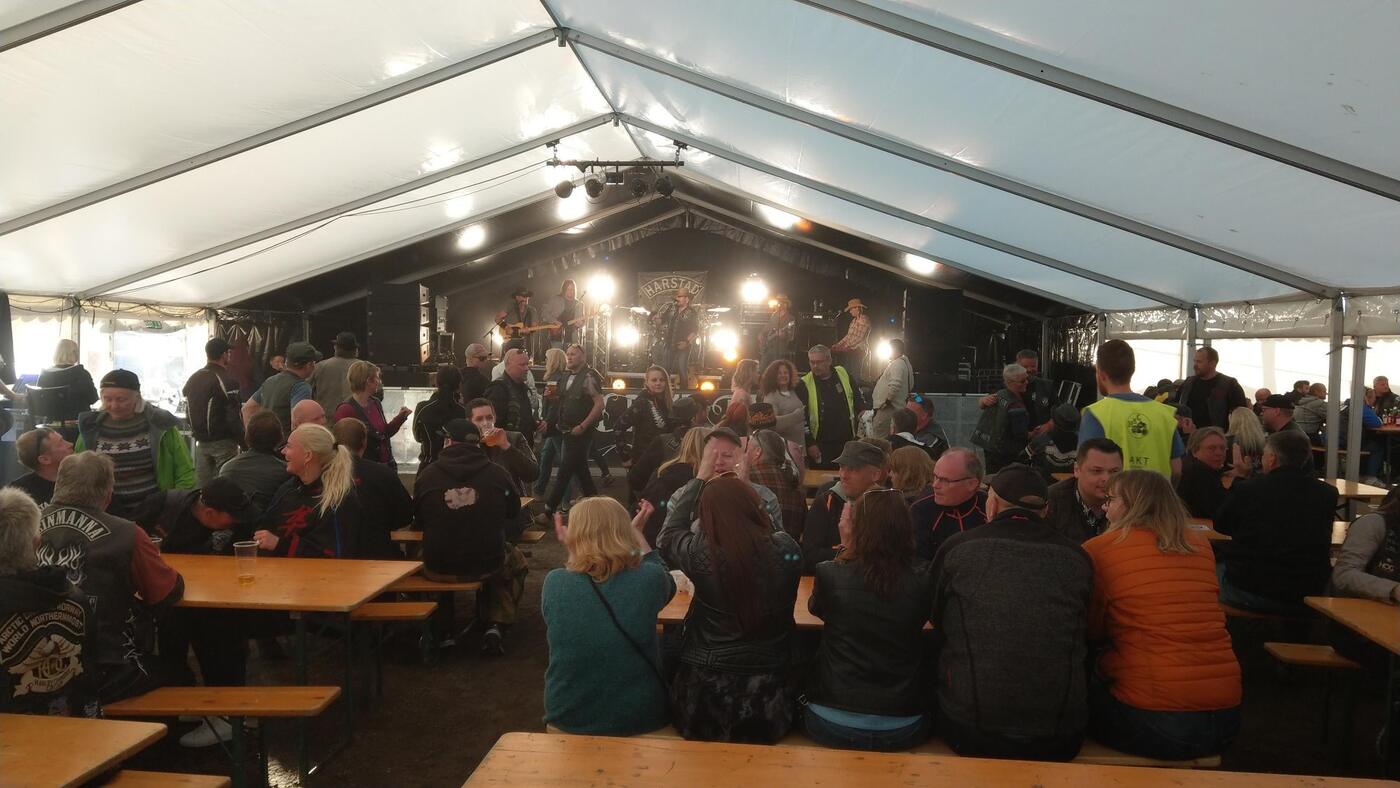 Fullt festivaltelt under konsert