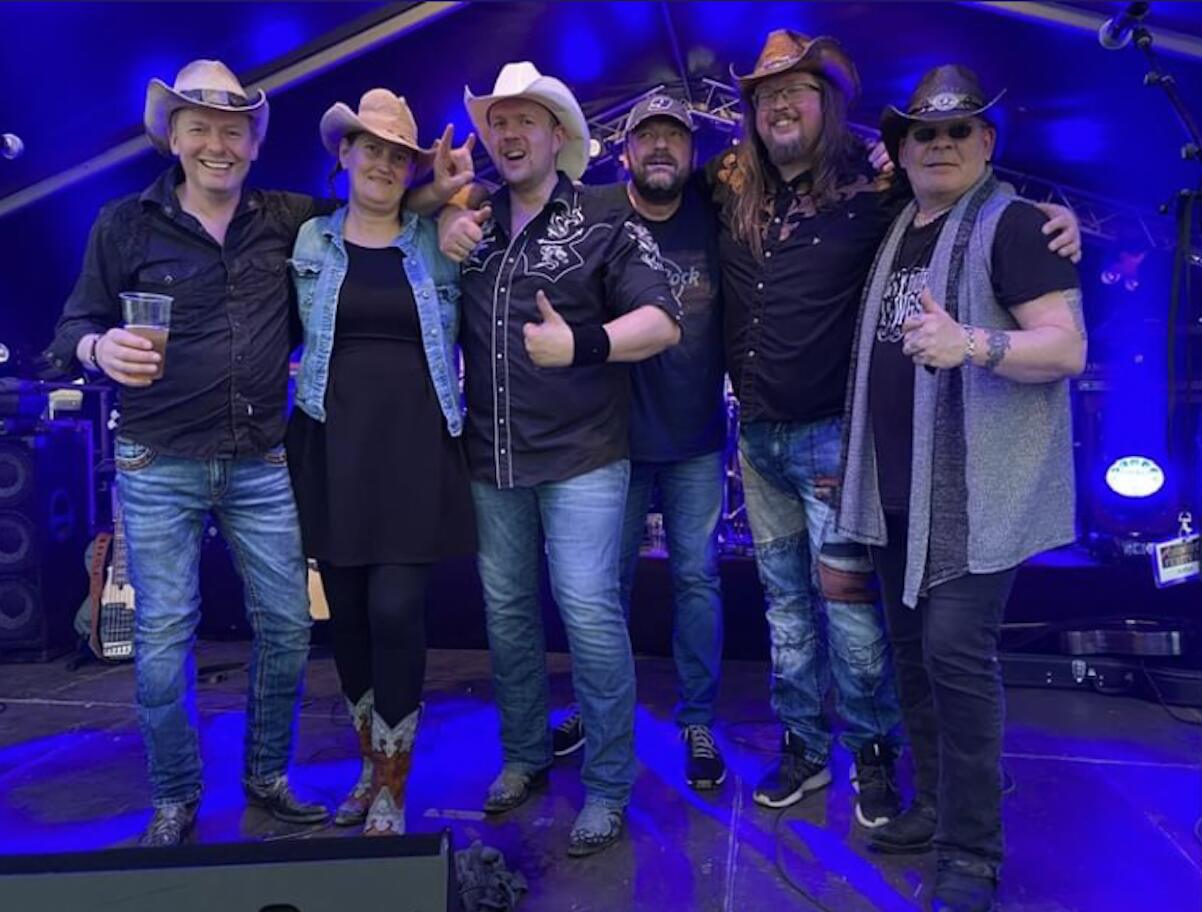Hele bandet samlet på scenen etter konsert