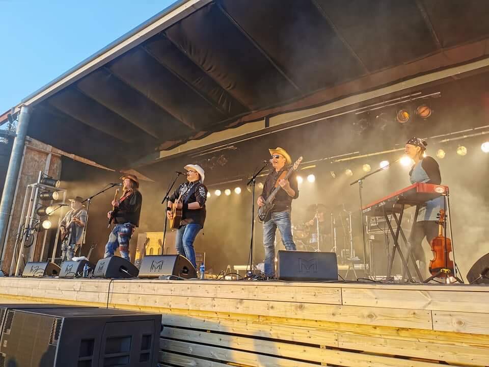 Utendørskonsert i kveldslys